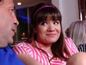 Alison Rey En Iris Rose Rijden Stepdads Pik Op De Top. Beide Daddy ' S Zijn Achterover Leunen En Ontspannen Genieten Van Alison Rey En Iris Rose Verse Kutjes Als Ze Rijden Op De Top Van Hun Stepdads Gerijpte Lul En Stuiteren Af Hun Twats En Die Stepdaddy 