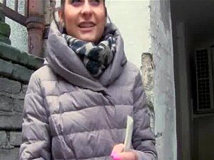 Ciasna Eurobabe Obnaża Się I Jest Rżnięta W Zamian Za Gotówkę