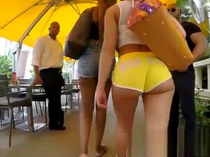 Hän Liputti Kuumia Tyttöjä Lyhyissä Shortseissa Lähellä Rantaa,