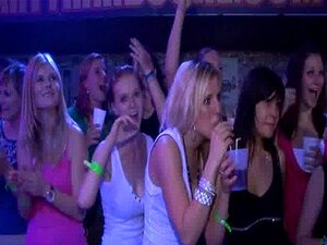 Огроман курац јебе малу пичку