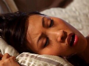 Schlanke Babe Reitet Dicken Schwanz. Gepiercter Typ Leckt Und Schmatzt Herrliche Ladung Verführerischer Hottie