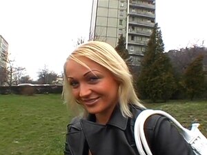 Cura Daje Frajeru Pohotno Pušenje, Pušeći Tipov Kurac U Javnosti Napaljuje Ljepotinu Požudu