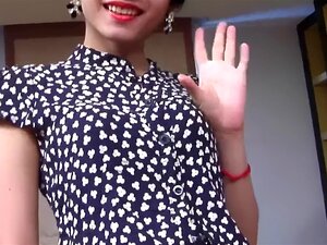 Transsexual Met Rood Lipstick Masturbates Haar Groot Wang
