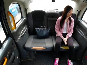 Dieser Unschuldige Liebling Braucht Etwas Mehr Geld Und Deshalb Braucht Sie Einen Teilzeitjob. Das Wird Unserem Fahrer Nicht Entgehen Und Er Wird Ihr Sofort Seine Harte Nadel Anbieten