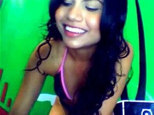 Лепа бринета гола