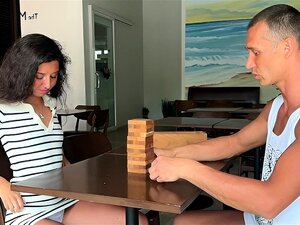 Сводная полусестра проиграла свою Попку в игру Дженга и получила член в Анал