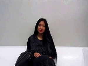 Азијска лепотица свршава на кастингу. Азијска лепотица на кастингу са свршавањем -