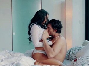 Brunetka Sofi Ryan Siorbie Wielkiego Kutasa Na Kanapie. Zobacz Tutaj Oszałamiającą Brunetkę Dziwkę Sofi Ryan, Która Robi Się Niegrzeczna Ze Swoim Kochankiem Jayem Smoothem, Gdy Uwodzi Go Na Kanapie Delikatnymi Pocałunkami. Wkrótce Wyciąga Jego Ogromnego T