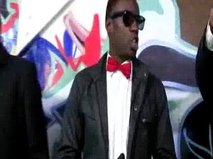 Sexig Brunett För Group OF Black Men