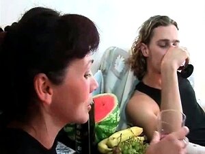 Hete En Sexy Donkerharige Rijpe Slet Met Een Lekker Lichaam Voor Haar