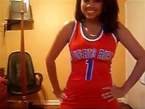 Duik In De Wereld Van Puerto Ricaanse Perfectie En Ontdek Het Ultieme Genot. Laat Je Verleiden Door Een Prachtige Meid Die De Kunst Van Verleiding Tot In De Puntjes Beheerst En Haar Perfecte Kont In Volle Glorie Tentoonstelt. Maak Je Klaar Voor Een Onverg