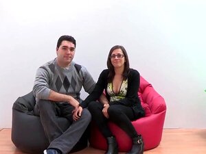 Продајем своју девојку Јордију! Њихова прва сцена са цуцколд-ом, Дафне и Мајкл, изабрали су да траже првог цуцколдера да осети искуство гледајући њену девојку како је јебе други тип, нико други него Јорди!