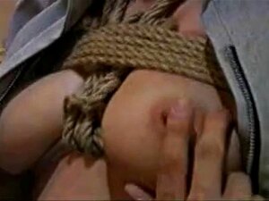 Japanse Vrouw Gebonden En Naakt In Straat