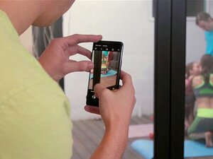 Kijk Hoe Deze Verleidelijke Stiefzussen Met Grote Natuurlijke Troeven Yoga Beoefenen, Om Vervolgens Betrapt Te Worden En Een Les Te Krijgen Van Hun Perverse Stiefbroer.