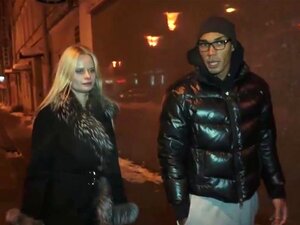 Interracial Gelegenheitssex. Was Macht Eine Neugierige Blonde Teenagerin, Wenn Ein Typ, Den Sie Gerade Auf Der Straße Getroffen Hat, Ihr Sagt, Dass Er Sie Nackt Machen Und Ihre Enge Muschi Ficken Will, Wie Noch Nie Zuvor Jemand Sie Gefickt Hat. Sie Ist Sc
