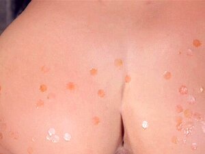 Μελαχρινή κουκλίτσα σε δεσμά αποτριχώνεται. Η καυτή μελαχρινή κουκλάρα υποτακτική Abella Danger με ακινητοποιημένους αστραγάλους και πόδια και δεμένους καρπούς δονείται στο μουνί και μετά σε μεταλλική συσκευή αποτριχώνεται