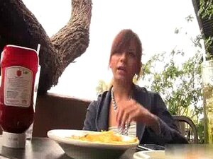 Seksowna Brunetka Robi Się Napalona, Pijąc