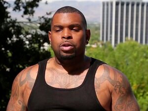 Διαφυλετικό μοντέλο με μπικίνι κάνει doggystyling από BBC