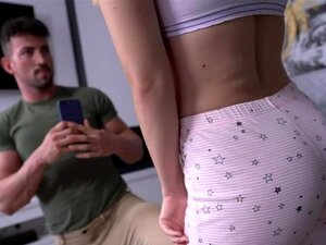 Babe Mona Blue Will Auf TikTok Mit Ihren Fähigkeiten Berühmt Werden