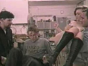 Jovem Tímida De 18 Anos é Gang Banged Na Oficina De Seus Padrastos