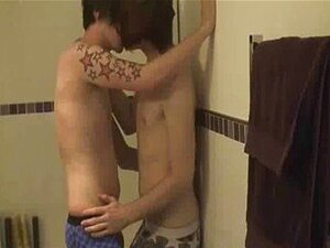 Twee Prachtige Emo Schatjes Met Tatoeages Experimenteren