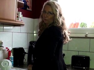 Напрлитана немачка MILF са мега сисама јебе се са својим шефом