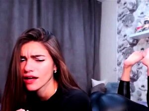 Kylie Strippar I Sina Våta Leggings