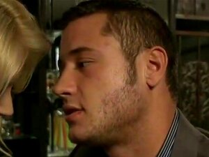 Gipka, Zločesta Plavuša Puši Debeli Kurac. Sočna Plavuša S Nevjerojatnim Sisama Duboko Puši Tvrdi Znojni Kurac U Kupaonici