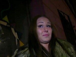 Linda Amadora Europeia Fodida Em Quarto De Descanso Público. Agente Falso Com Câmera Pegou Linda Morena Europeia Em Público E Por Algum Dinheiro Fodeu Sua Boca E Buceta Apertada No Quarto De Descanso De Restaurantes Por Trás Em POV