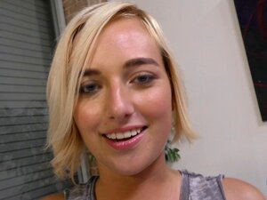 Kate England Doet Een Handjob. Kate Is Al Een Totale Pro Als Het Gaat Om De JOE... Maar Laten We Eerst Eens Kijken Naar Haar Lange, Blonde Schoonheid