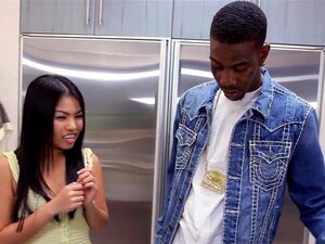 Pieni Aasialainen Amatööri Kurkkuun Iso Musta Kyrpä