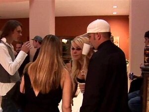 Tjej Fastnaglad Innan Offentlig. Kåt Slyna Med Perfekt Kropp Blir Hårt Påsatt Offentligt