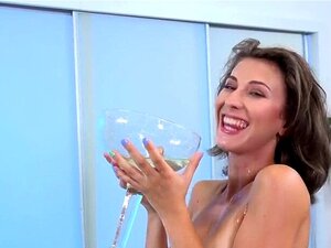 Ragazza Lussuriosa Sta Pisciando E Infilando Le Dita Nella Figa Rasata. La Seducente Pesca Europea Sta Pisciando Con La Figa Spalancata E Lo Soddisfa Con Un Lungo Dildo Fino All'orgasmo