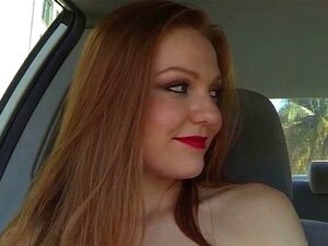 Uzbudljiva Crvenokosa Pokazuje Sise U Autu