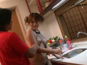 Tajt Och Snuskig Brud I Nätstrumpa Blir Fingerknullad Och Lekt Med