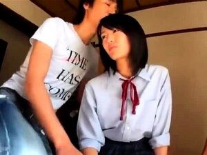 Söt Asiatisk Skolflicka Njuter Av Sin Första Hardcore Trekant