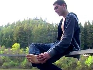 Söpö Tuore Karvaton Twink-poika Imee Kyrpää Varpaan Imiessä Yksin Poikaa!