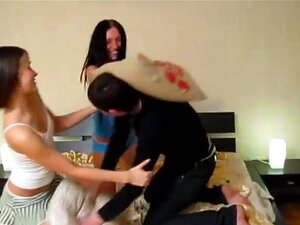 Trójkątna Hardcore'owa Zabawa, Te Piękne śliczne Brunetki Przysięgały Być Przyrodnimi Siostrami Na Całe życie, A Kiedy Jedna Z Nich Dostaje Nowego Gorącego Chłopaka, Inna Nie Traci Czasu, Dołączając Do Nich W łóżku Na Trójkątną Hardcore'ową Zabawę. Ssani