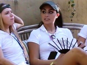 Камп Девојке лижу и сисају једна другој пичку, гледају како група лепих лезбејских слаткица лиже и сиса, а затим прстима истражује све сокове из сваке своје пичке. Онда постају тако перверзне и напаљене када нађу своје место