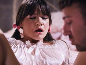 Слаткица Алисон Реј заводљиво позива Чада у своју собу. Алисон Реј је слатка пасторка Шанел Престон. Алисон постаје љубоморна када Шанел, представи свог новог дечка Чада на њу. Све док једне ноћи није позвала Чада у своју собу, и тамо је Чад