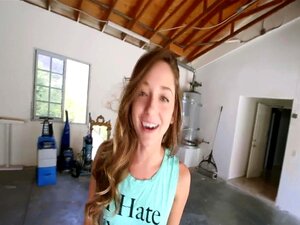 Remy La Croix Klaar Voor Grote Zwarte Pik, Pornoster Babe Remy La Croix Stript Neer En Plaagt De Camera Voordat Ze Een Enorme Zwarte Penis Zuigt En Neukt