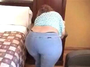 Upplev Den Fylliga Underverket Av Marias Mega Rumpa I Denna Heta Video. Låt Dig Förföras Av Hennes Sensuella Rörelser Som Kommer Att Lämna Dig Tiggande Efter Mer.