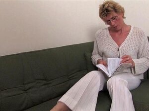 Ama De Casa Rubia Cachonda Y Su Juguete