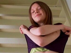 Slanke Schattige Meid Laat Haar Troeven Zien