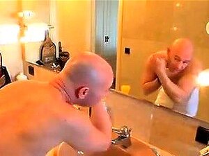 Uitdagende Franse Meid In Kousen Wordt Geneukt Door Haar Baas In Het Bad