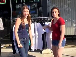 Zufällige Mädchen Zeigen Ihre Titten Für Geld. Zufällige Mädchen, Die Davon überzeugt Sind, Ihre Schönen, Straffen Titten Für Etwas Geld In Einem Lokalen Geschäft Zu Zeigen