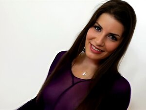 Verleidelijke Brunette Bedekt Met Nylons Bevredigt Haar Verlangens In Een Erotisch Solo Optreden. Verken De Wereld Van Fetisj En Geniet Van De Sensualiteit Van Een Meisje Met Kleine Borsten. Ongecensureerd En Onthullend, Deze Volwassen Inhoud Zal Je Verla