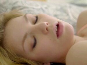 Blonde Cutie Melanie Krijgt Neuken In Het Bed Door Edwards Groot. Melanie Lays In Bed Spelen Met Haarzelf Shes Waiting Voor Sommige Guy Naar Hebben Sommige Seks Suddenly Edward Joins Haar En Dan Gives Haar Een Kiss Dan Edward Licks Haar Poesje En Melanie 