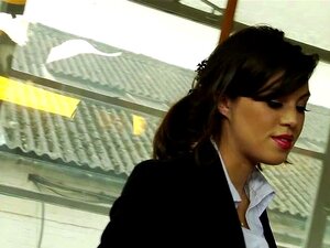 Tiffany Doll é Uma Executiva De Negócios Chique E Linda, Entediada Em Seu Escritório. W