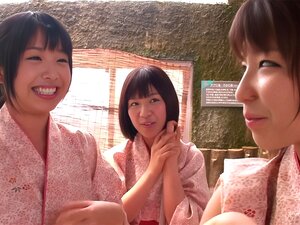 Experimenta El Máximo Placer Japonés Mientras Estas Sensuales Chicas Disfrutan En Un Onsen Al Aire Libre. Permíteles Compartir Una Polla Palpitante Y Liberar Sus Deseos Más Profundos. ¡Satisfacción Garantizada!